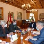 El presidente de la Diputación, Francisco Requejo, se reúne con el de la CEOE Castilla y León, Santiago Aparicio, y representantes de la patronal