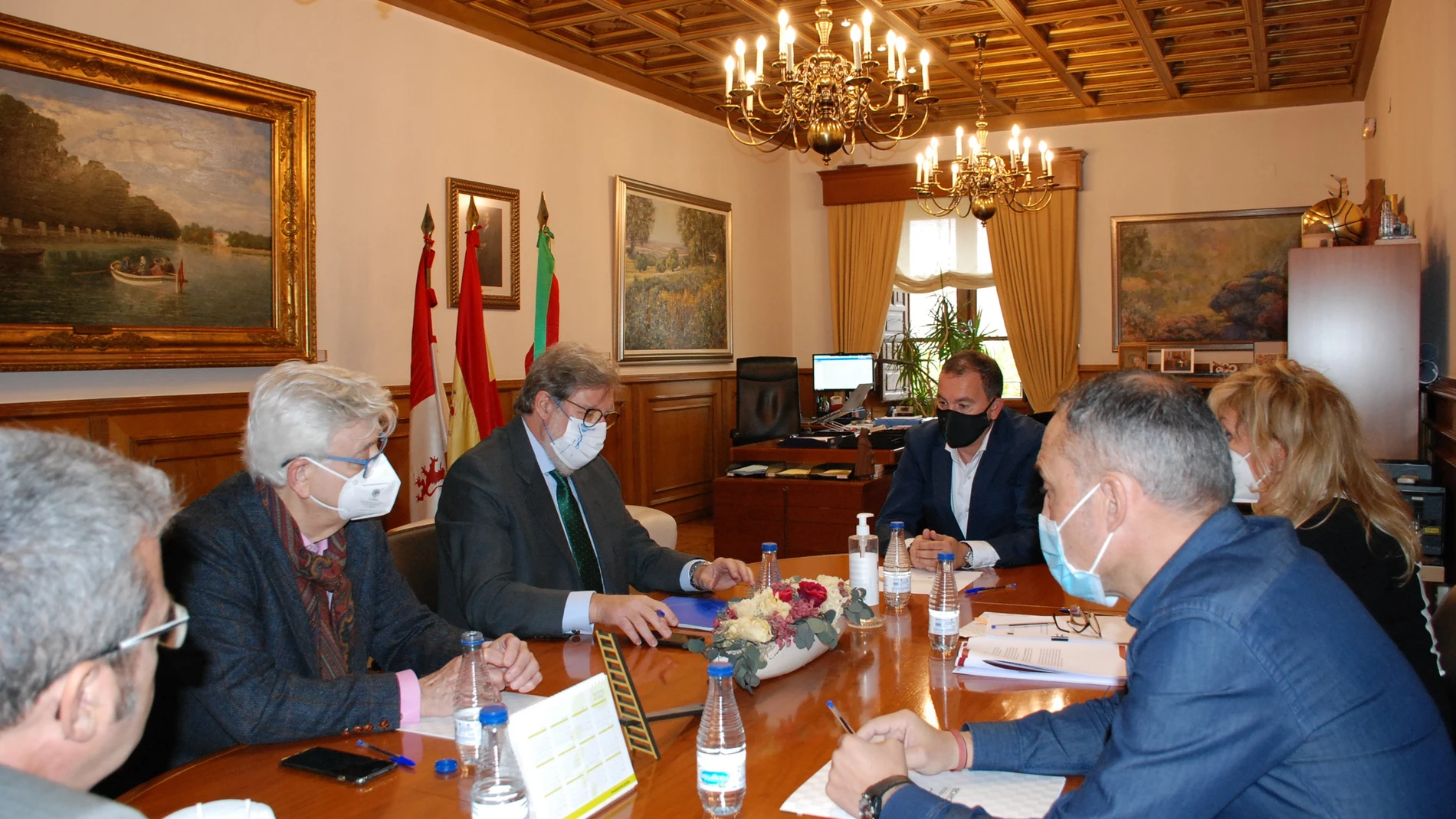 El presidente de la Diputación, Francisco Requejo, se reúne con el de la CEOE Castilla y León, Santiago Aparicio, y representantes de la patronal