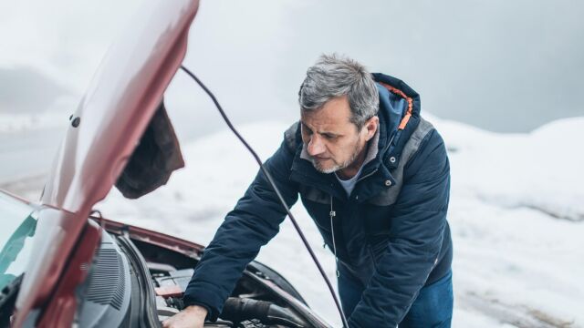 ¿Qué debo llevar en el coche para no quedarme tirado?