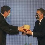 Carlos Fernández Carriedo hace entrega del premio a Alfredo Correll