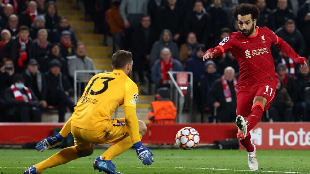 Oblak detiene el disparo de Salah. El portero evitó la goleada del Liverpool