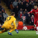 Oblak detiene el disparo de Salah. El portero evitó la goleada del Liverpool