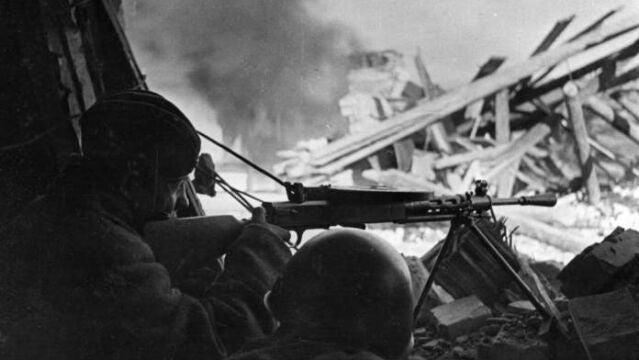 Soldados soviéticos abriendo fuego con una ametralladora en las ruinas de Stalingrado, en 1942