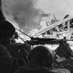 Soldados soviéticos abriendo fuego con una ametralladora en las ruinas de Stalingrado, en 1942