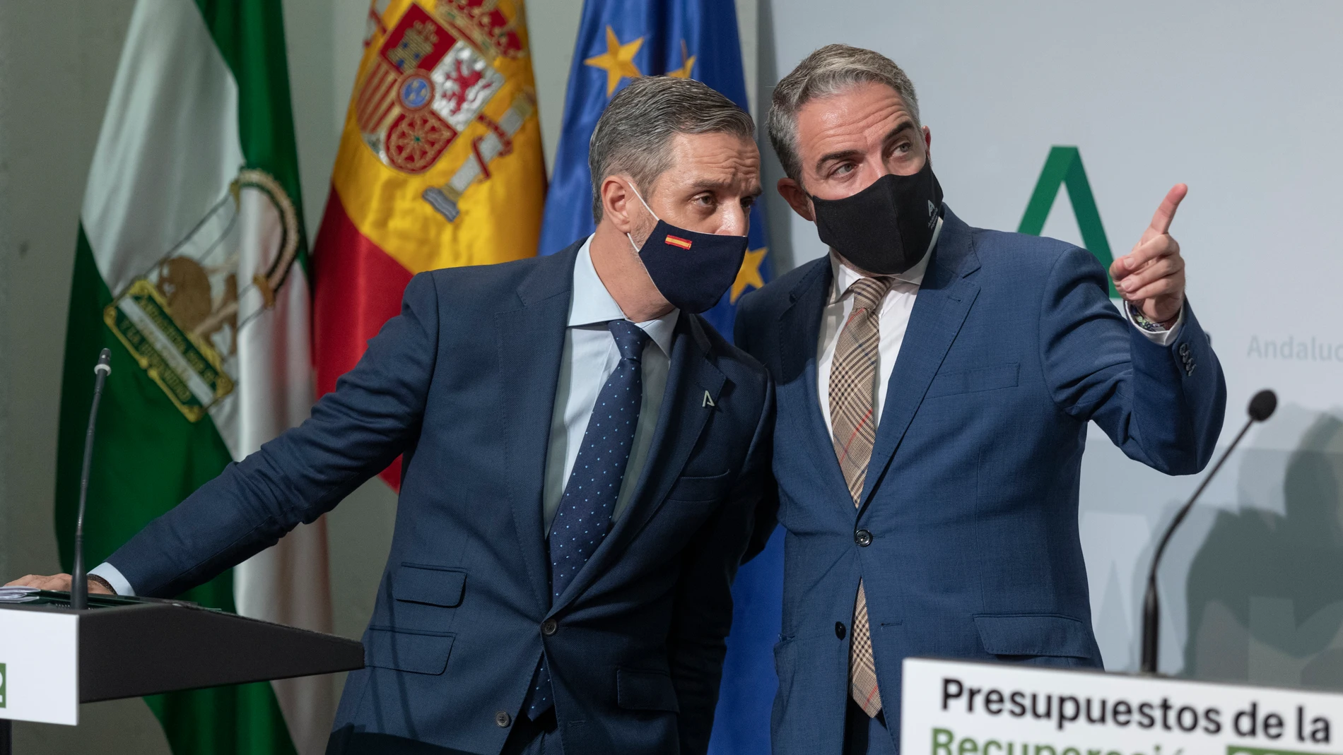 El consejero de Hacienda y Financiación Europea, Juan Bravo (i), y el consejero de Presidencia, Elías Bendodo (d). María José López / Europa Press