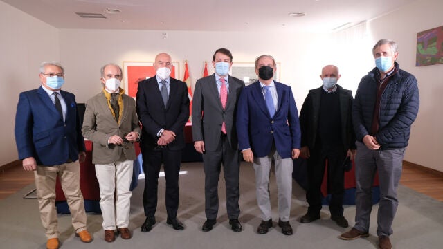 Fernández Mañueco y Jesús Julio Carnero durante su encuentro con representantes del sector de la lidia en Castilla y León