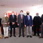 Fernández Mañueco y Jesús Julio Carnero durante su encuentro con representantes del sector de la lidia en Castilla y León