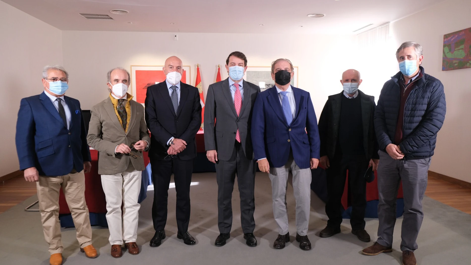 Fernández Mañueco y Jesús Julio Carnero durante su encuentro con representantes del sector de la lidia en Castilla y León