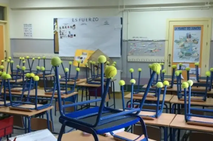 ¿Qué función tienen las pelotas de tenis en las sillas del aula?
