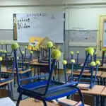 Sillas con pelotas de tenis en las aulas