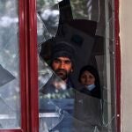 Una persona observa a través de los cristales rotos de una ventana tras la explosión del terrorista suicida EFE/EPA/STRINGER