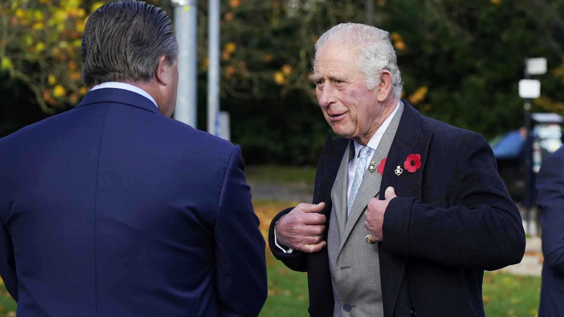 El príncipe Carlos conversa con Zak Brown, el presidente de McLaren Racing, en un acto de la cumbre del clima