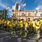 Protesta de los bomberos forestales frente al Parlamento andaluz