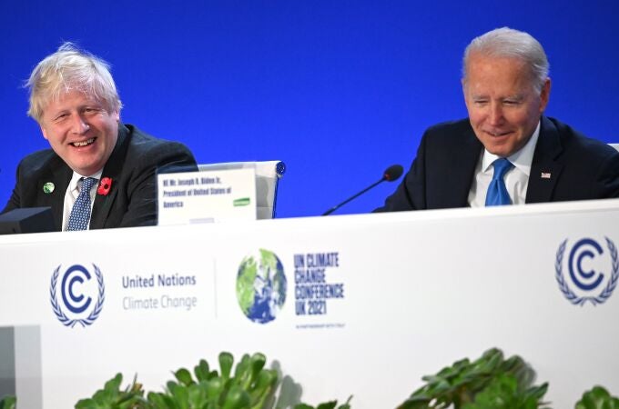 02 November 2021, United Kingdom, Glasgow: UK Prime Minister Boris Johnson (L) and US President Joe Biden attend a session on "Accelerating clean technology innovation and deployment" with world leaders and individuals from the private sector during the UN Climate Change Conference (COP26)