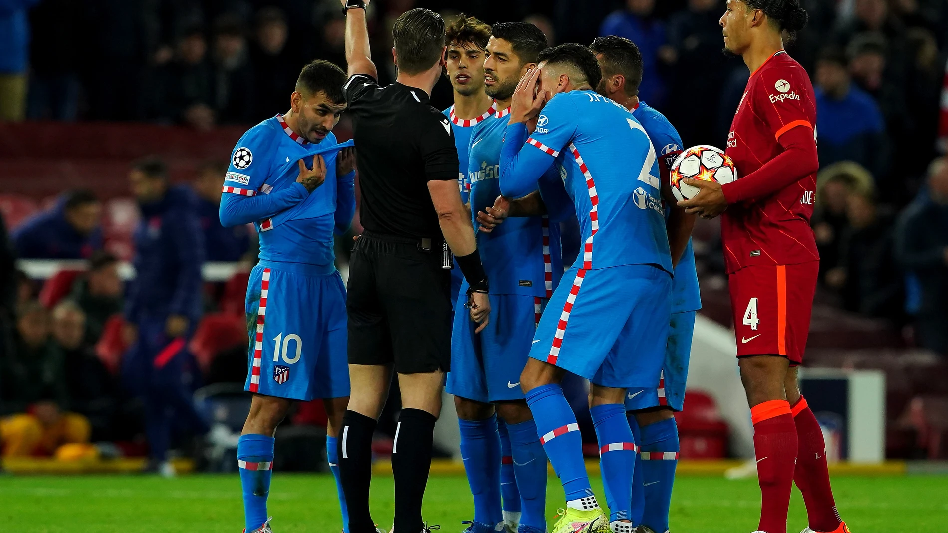 Los jugadores del Atlético protestan a Danny Makkelie, el árbitro neerlandés del Liverpool - Atlético, por la expulsión de Felipe