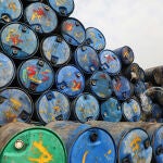 02 November 2021, Bangladesh, Dhaka: A worker washes empty oil drums ahead of recycling it at a warehouse. Photo: Md Manik/SOPA Images via ZUMA Press Wire/dpaMd Manik/SOPA Images via ZUMA Pr / DPA02/11/2021 ONLY FOR USE IN SPAIN