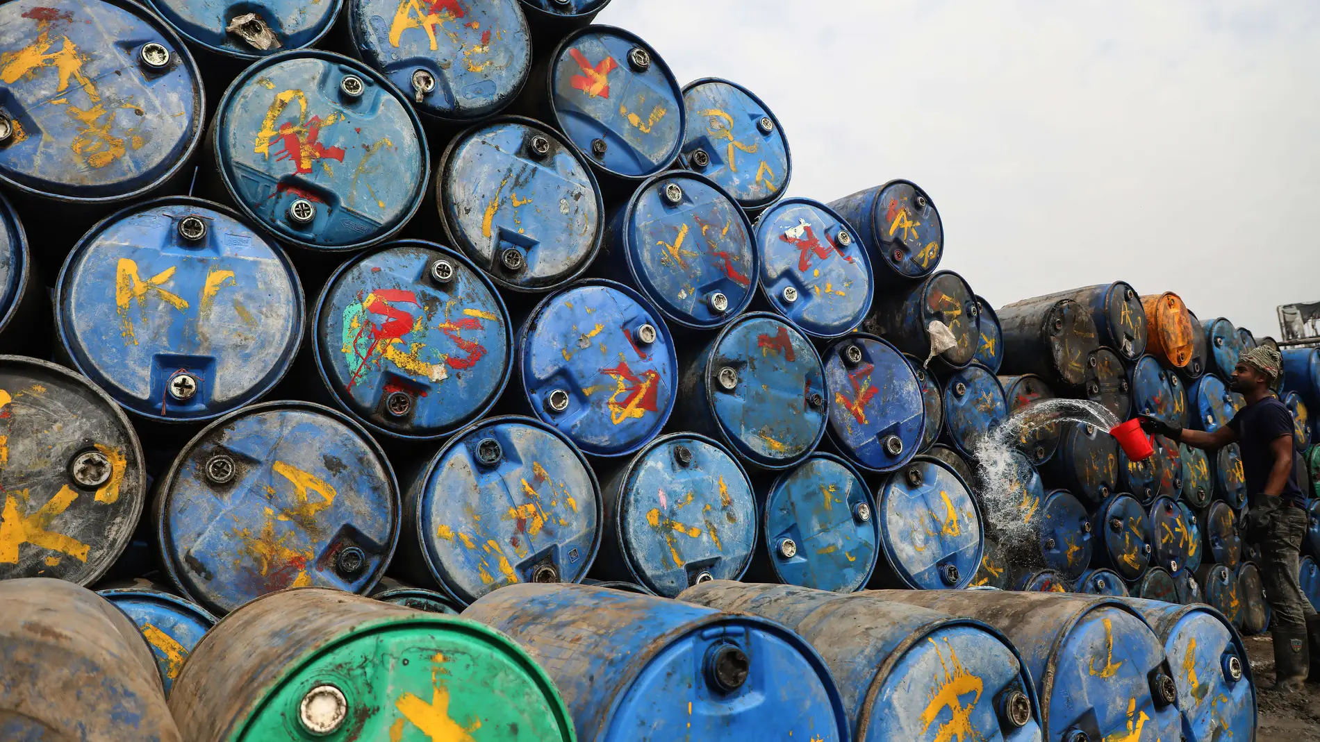 02 November 2021, Bangladesh, Dhaka: A worker washes empty oil drums ahead of recycling it at a warehouse. Photo: Md Manik/SOPA Images via ZUMA Press Wire/dpaMd Manik/SOPA Images via ZUMA Pr / DPA02/11/2021 ONLY FOR USE IN SPAIN