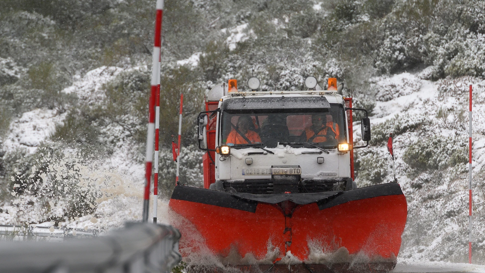 Una máquina quitanieves limpia este miércoles la carretera en las inmediaciones de la estación de esquí de Alto Campoo