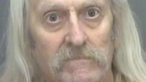 Donald Max Ingram admitió ante la Policía que había usado su teléfono móvil para acceder y ver imágenes de abuso sexual infantil