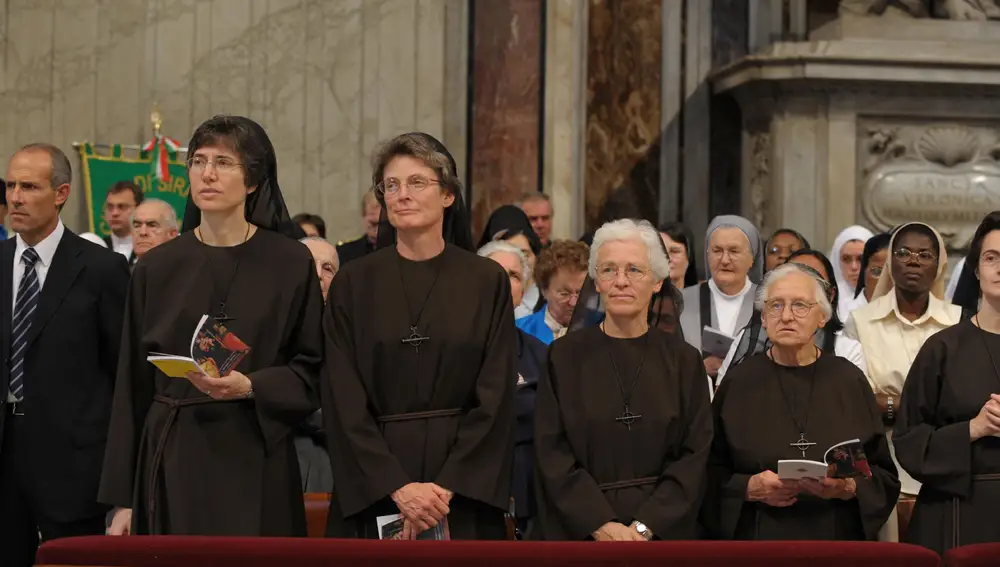 La segunda por la izquierda, Raffaella Petrini, durante una misa en la Basílica de San Pedro
