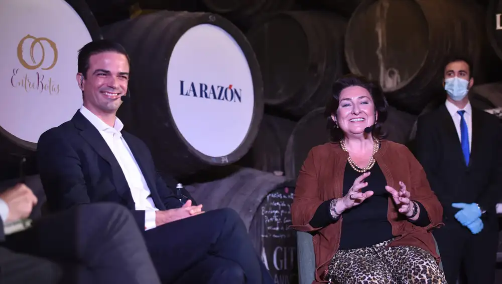Fermín Hidalgo y Almudena Villegas durante el coloquio - Evento LA RAZÓN Sanlúcar de de Barrameda con motivo de su candidatura a Capital Española de la Gastronomía 2022