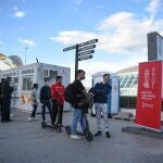 Varias personas acuden recibir la vacuna contra el Covid-19, en un punto de vacunación instalado con motivo del Festival de Les Arts