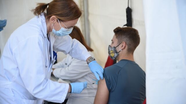 Un joven acude a recibir la vacuna contra el Covid-19, en un punto de vacunación instalado con motivo del Festival de Les Arts