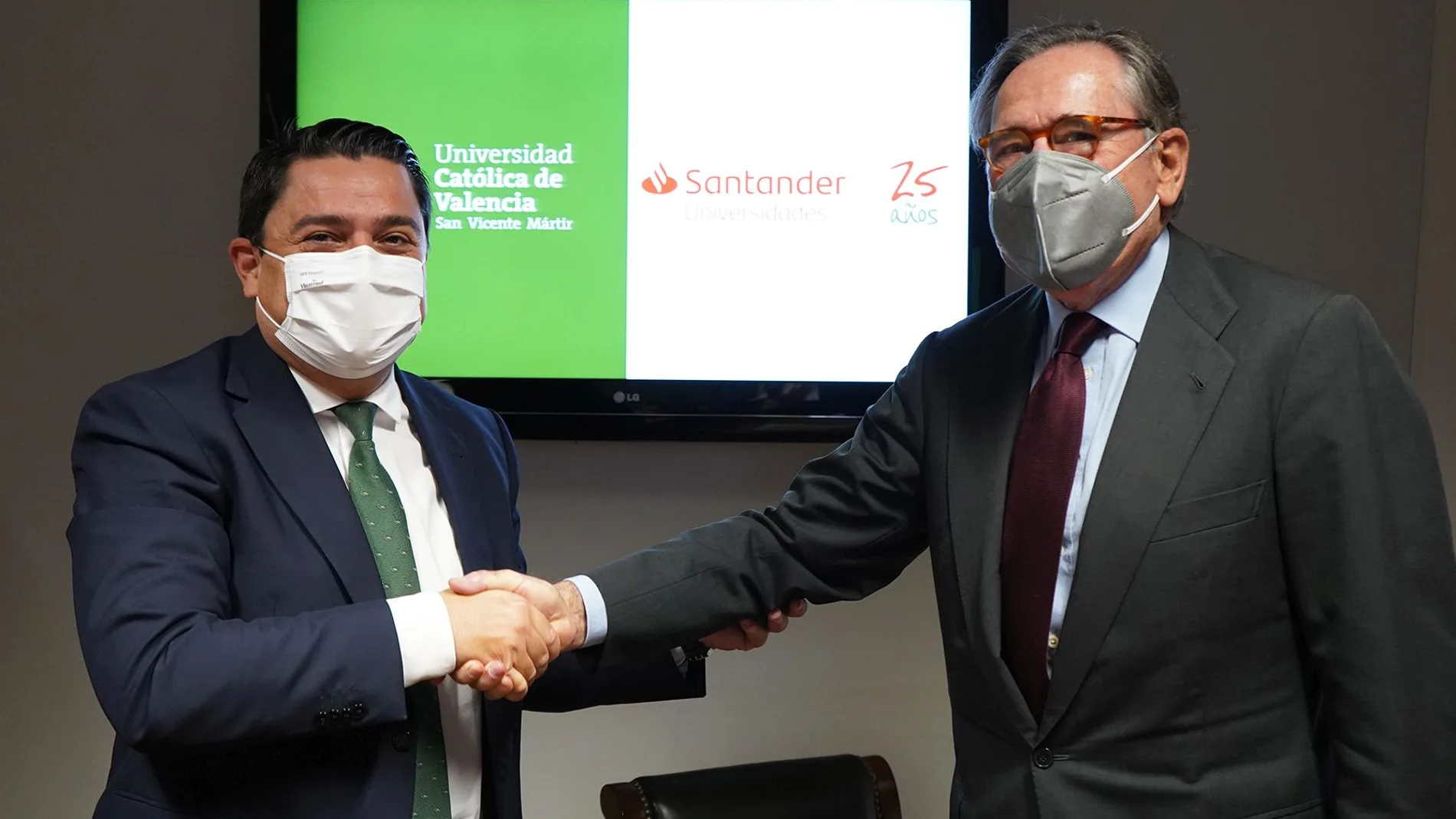 El rector de la Universidad de Valencia (UCV), José Manuel Pagán, y el presidente de Santander Universidades, Matías Rodríguez Inciarte
