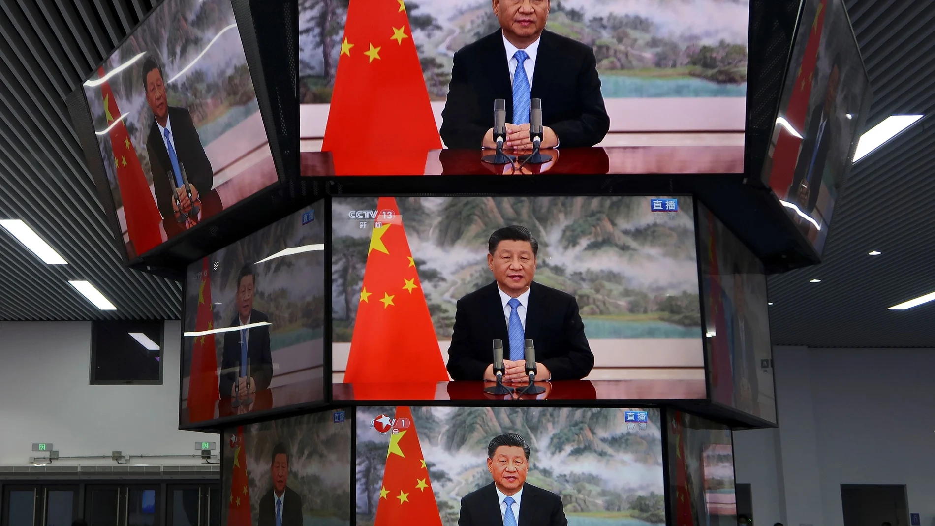 Varias pantallas de televisión difunden un discurso del presidente chino, Xi Jinping, en un centro de prensa de Shanghai