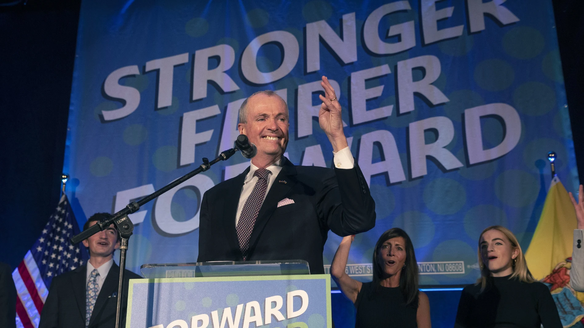 El gobernador demócrata de Nueva Jersey Phil Murphy celebra su victoria