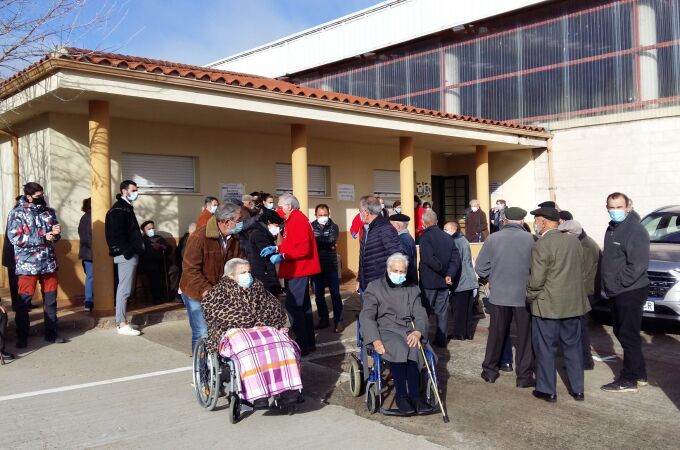 Colas de personas mayores en el centro de salud de Tamames (Salamanca)