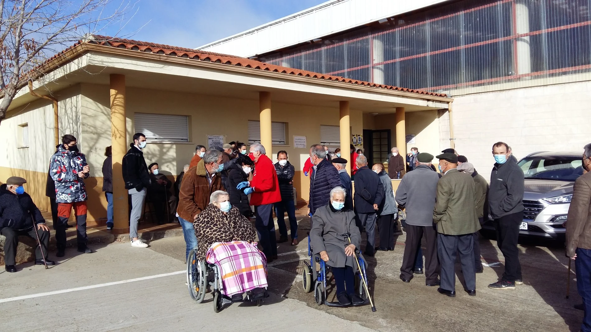 Colas de personas mayores en el centro de salud de Tamames (Salamanca)