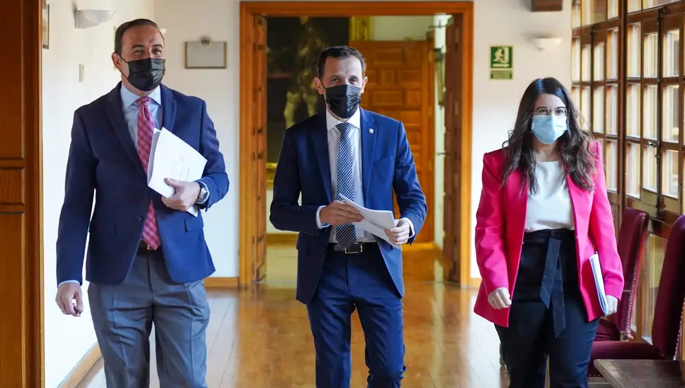 El presidente de la Diputación de Valladolid, Conrado Íscar, acompañado por los vicepresidentes primero, Victor Alonso Monge, y segunda, Gema Gómez, presentan el proyecto de Presupuestos de la Diputación de Valladolid para 2022.