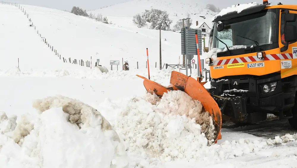 -FOTODELDÍA- GRAF6661. PUERTO DE TARNA (LEÓN), 05/11/2021.- Una maquina quitanieves realiza sus funciones en el Puerto de Tarna, León este viernes donde el temporal de nieve y frío afecta a las carreteras. EFE/J.Casares