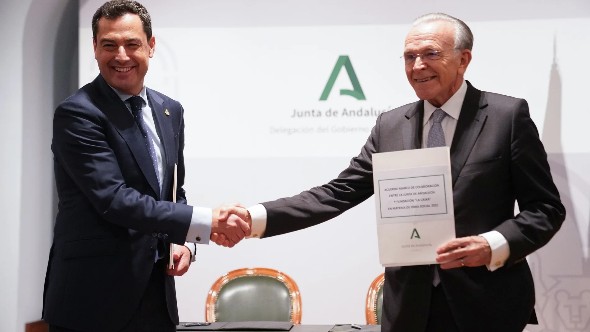 Juanma Moreno e Isidro Fainé, en la firma del convenio