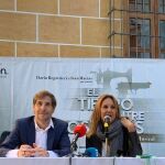 La escritora María Dueñas, acompañada por el productor Dario Regattieri, durante la presentación del musical esta mañana en Valencia