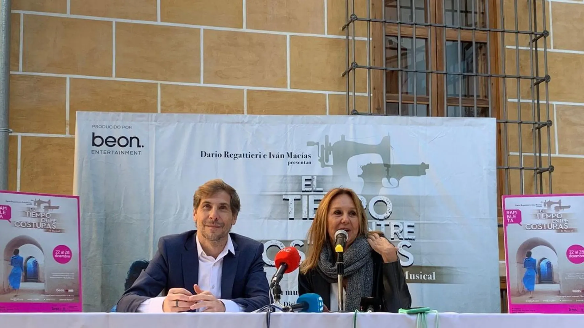 La escritora María Dueñas, acompañada por el productor Dario Regattieri, durante la presentación del musical esta mañana en Valencia