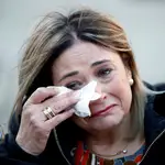 La madre de Marta Calvo en los exteriores del Congreso de los Diputados