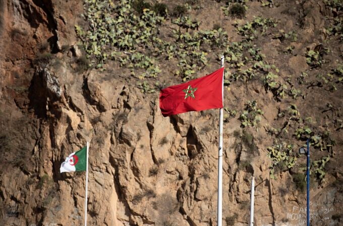 Banderas de Argelia y Marruecos junto a la frontera entre los dos países en la localidad marroquí de Oujda