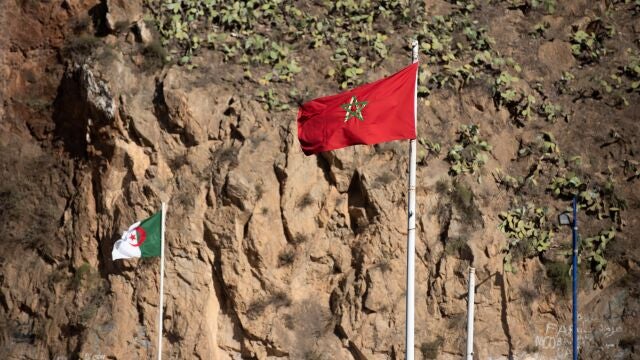 Banderas de Argelia y Marruecos junto a la frontera entre los dos países en la localidad marroquí de Oujda