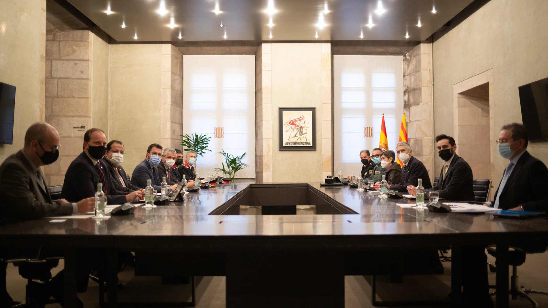 El presidente de la Generalitat de Catalunya, Pere Aragonès (4i); el conseller de Interior, Joan Ignasi Elena (3i); el ministro del Interior, Fernando Grande-Marlaska (3d), y la delegada del Gobierno en Catalunya, Teresa Cunillera (4d), en la reunión de la Junta de Seguridad de Catalunya.