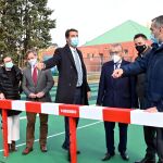 El consejero Ángel Ibáñez durante la visita a la nueva pista de atletismo "Purificación Santamarta", junto al alcalde Daniel de la Rosa y la directora de Deportes, María Perrino