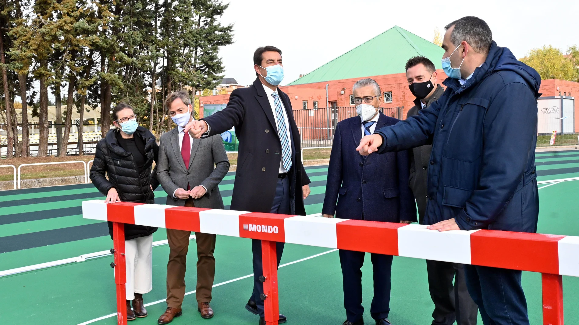 El consejero Ángel Ibáñez durante la visita a la nueva pista de atletismo "Purificación Santamarta", junto al alcalde Daniel de la Rosa y la directora de Deportes, María Perrino