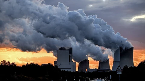 La planta de energía de carbón de Boxberg (Alemania) expulsa vapor de agua