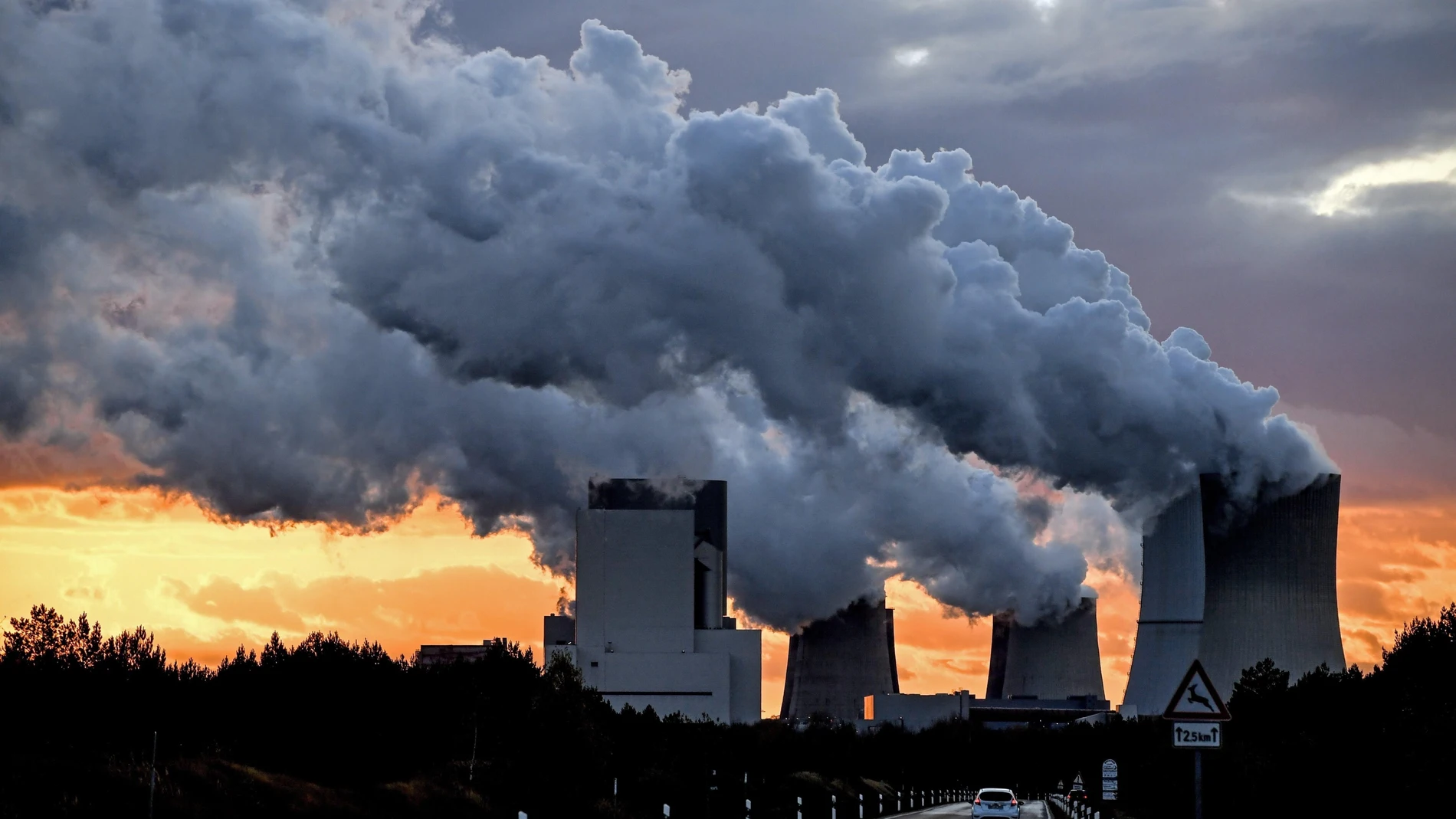 La planta de energía de carbón de Boxberg (Alemania) expulsa vapor de agua
