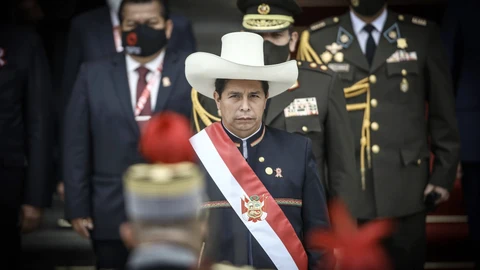 LIM01. LIMA (PERÚ), 05/11/2021. Fotografía de archivo fechada el 28 de julio de 2021 que muestra al presidente de Perú, Pedro Castillo, mientras sale de la sede del Congreso tras su ceremonia de Investidura en Lima (Perú). Pedro Castillo cumplió sus primeros 100 días como presidente de Perú, un periodo plagado de turbulencias, silencios, indecisiones, ambigüedades y contramarchas acompañadas por una oposición voraz que parece no aceptar el resultado electoral y cuyos extremos piden la destitución del mandatario. EFE/ Str