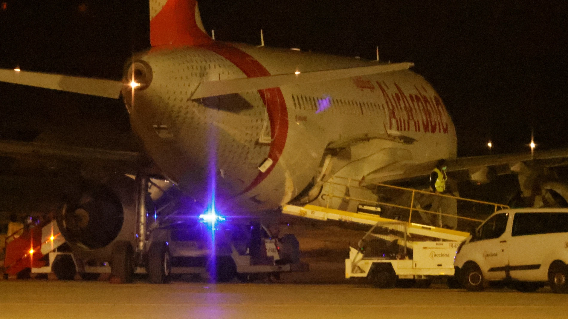 Imagen del avión de la Royale Air Marroc del que tras aterrizar de urgencia en el aeropuerto de Palma de Mallorca, un grupo de pasajeros ha abandonado la aeronave