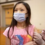 Olivia Lav, de 9 años, recibiendo la vacuna contra la covid de Pfizer-BioNTech en Collegeville (Pennsylvania), el pasado 9 de noviembre de 2021