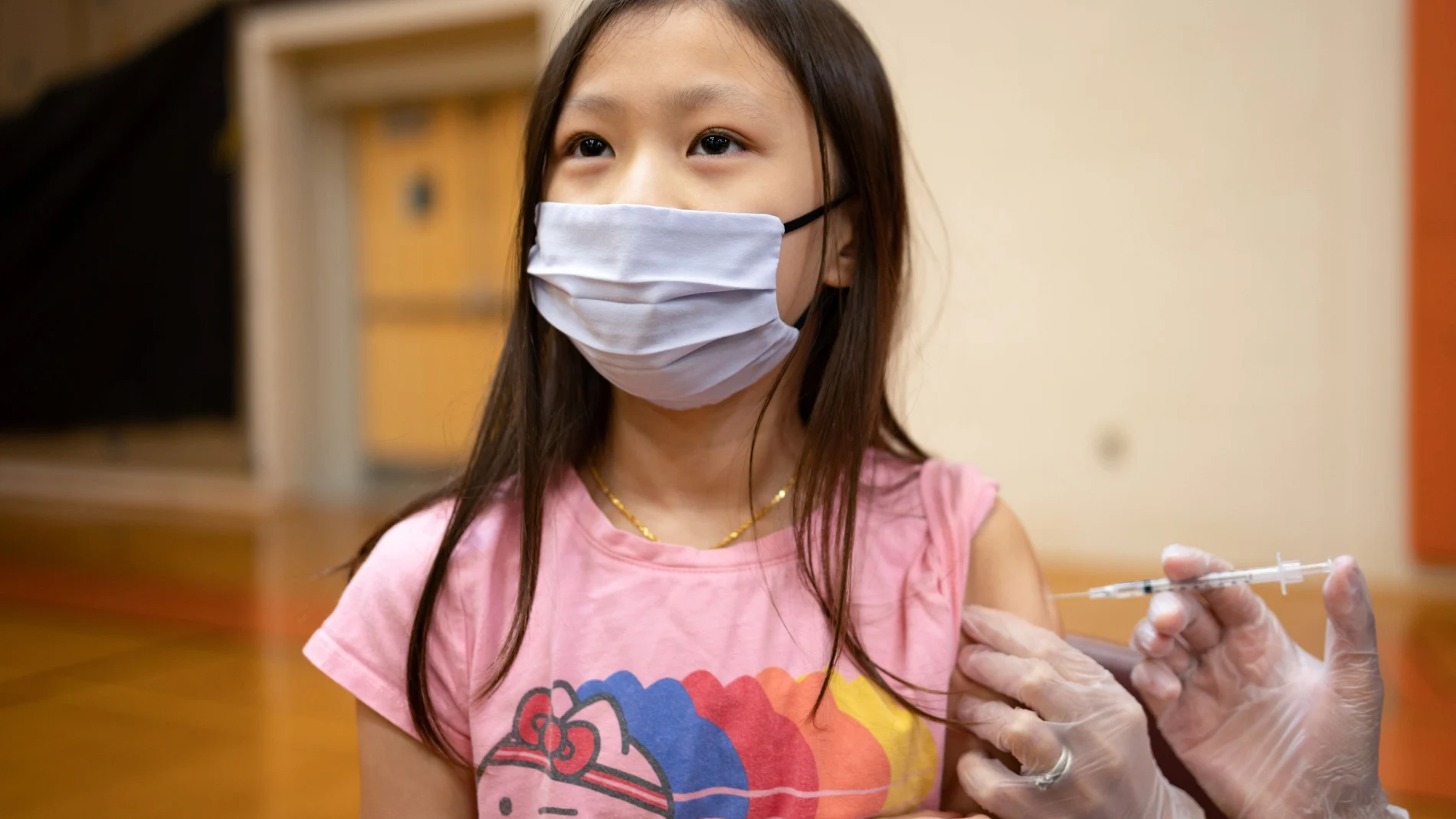 Olivia Lav, de 9 años, recibiendo la vacuna contra la covid de Pfizer-BioNTech en Collegeville (Pennsylvania), el pasado 9 de noviembre de 2021
