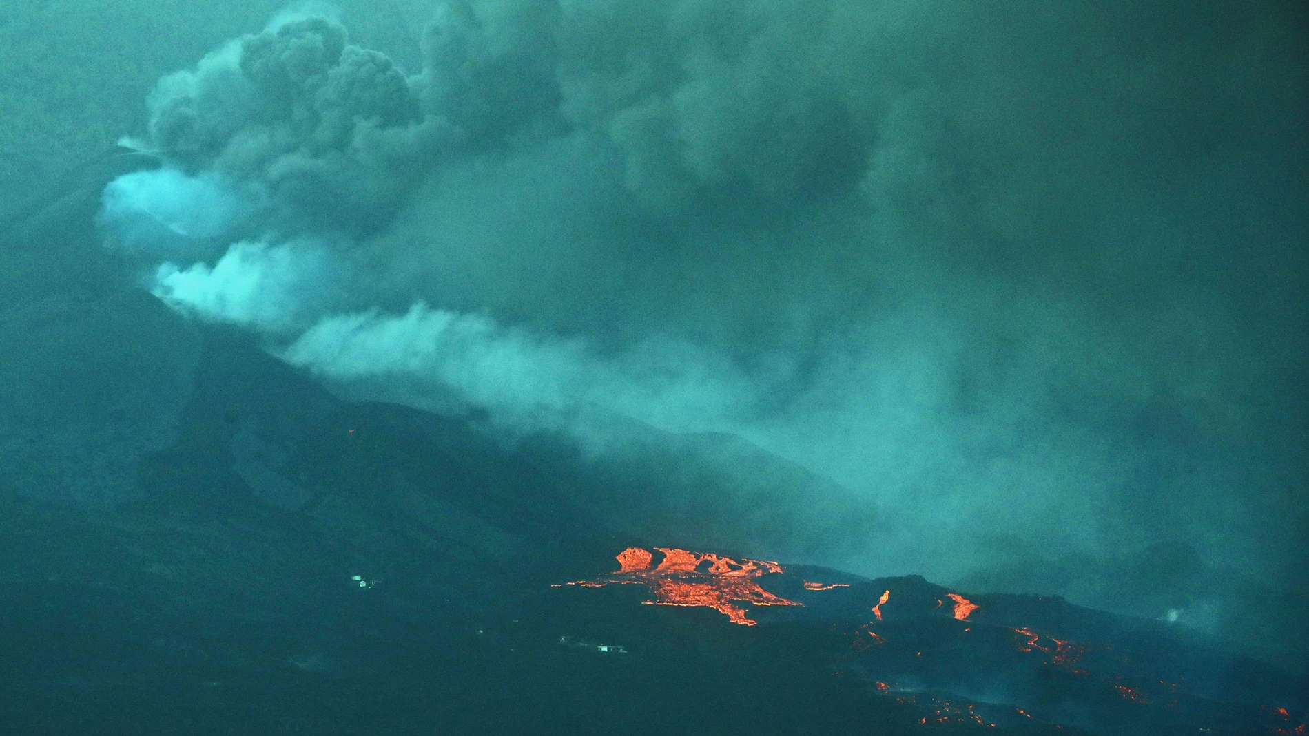 El volcán de La Palma y sus coladas desde el mirador de El Time. EFE/ Elvira Urquijo A.